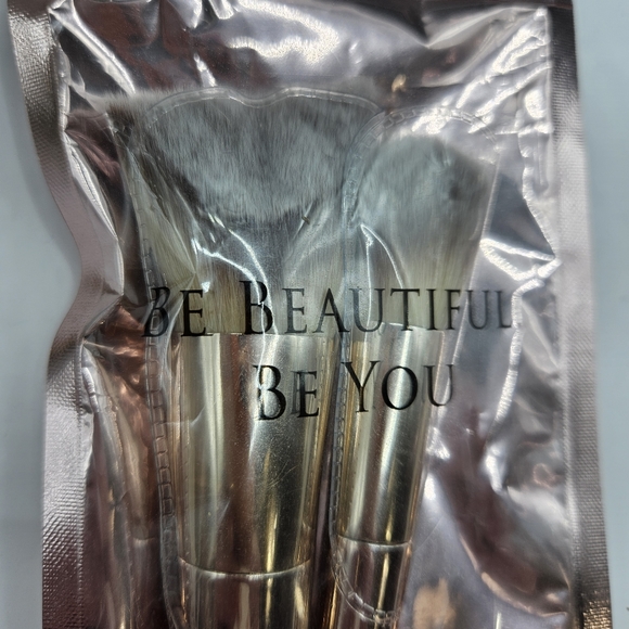 Farah Makeup Nwt Farah Rendezvous Chisel Countour Fluffy Highlight